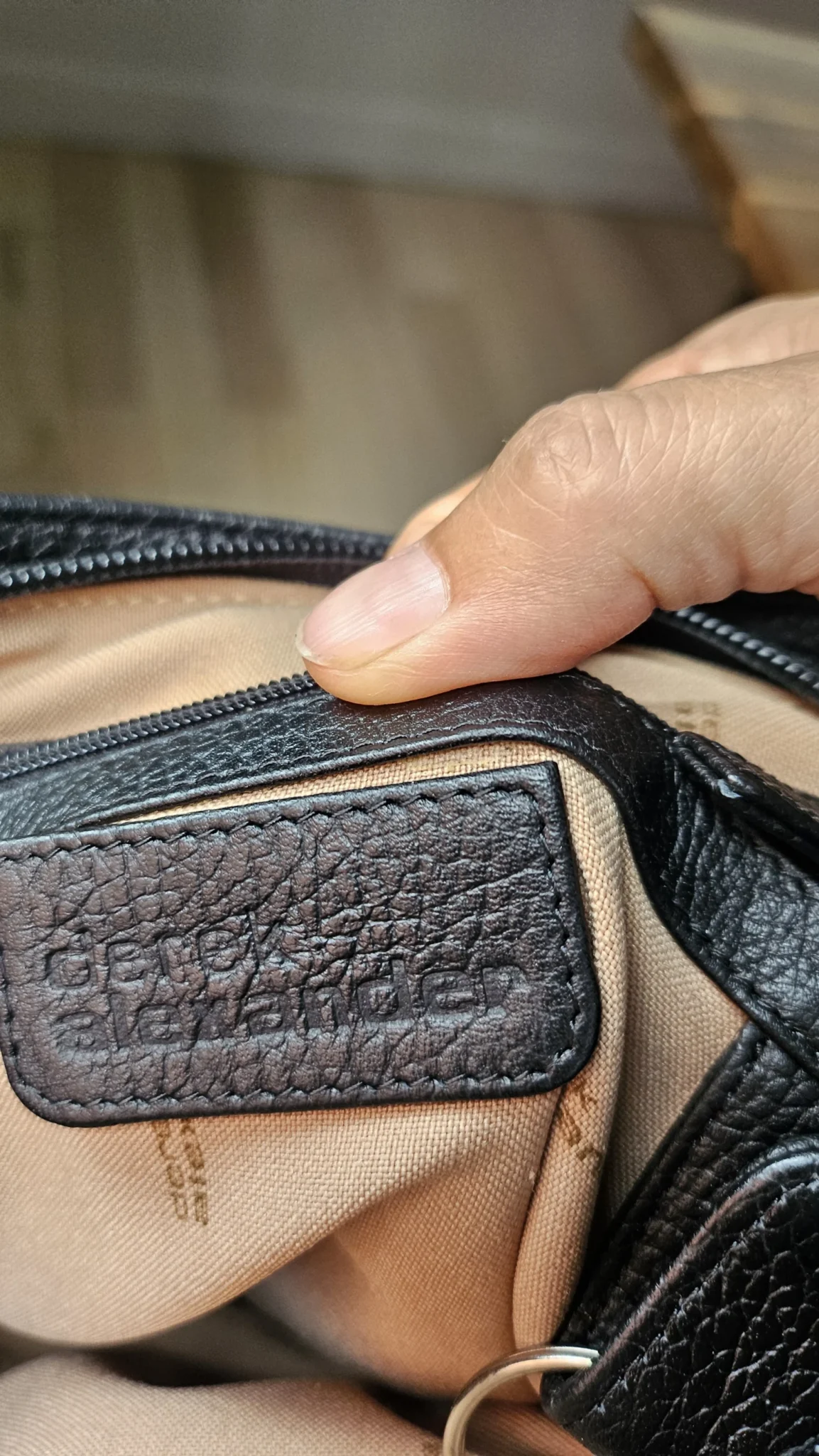 Image for Sac à bandoulière en cuir grainé noir de Derek Alexander