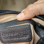 Thumbnail for Sac à bandoulière en cuir grainé noir de Derek Alexander