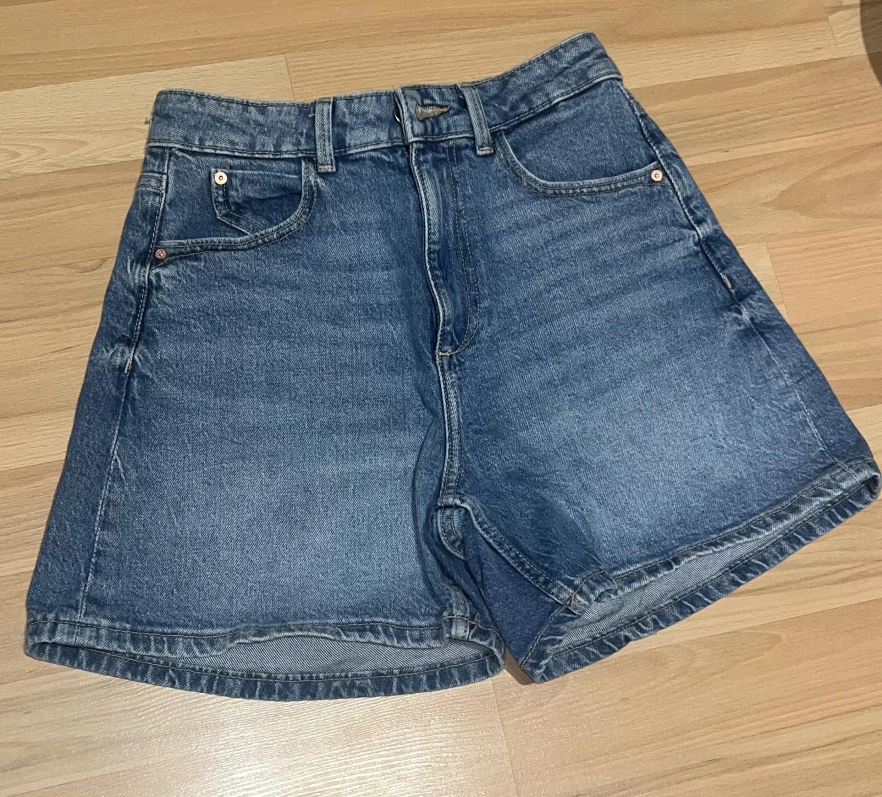 COMME NEUVE Short en jeans Zara Zara seconde main