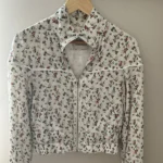 Featured thumbnail for Petite veste fleurie - Sunday Best