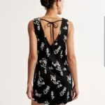 Thumbnail for Robe Abercrombie et Fitch en lin brodée avec col en V