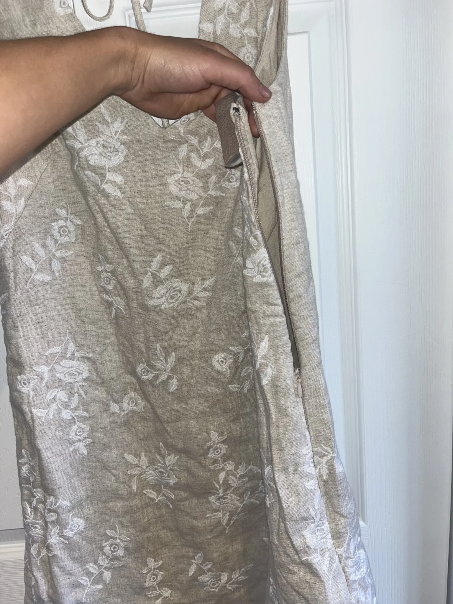 Image for Robe Abercrombie et Fitch en lin brodée avec col en V