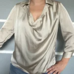 Thumbnail for Blouse Vince taille 6 écru doré col tombant