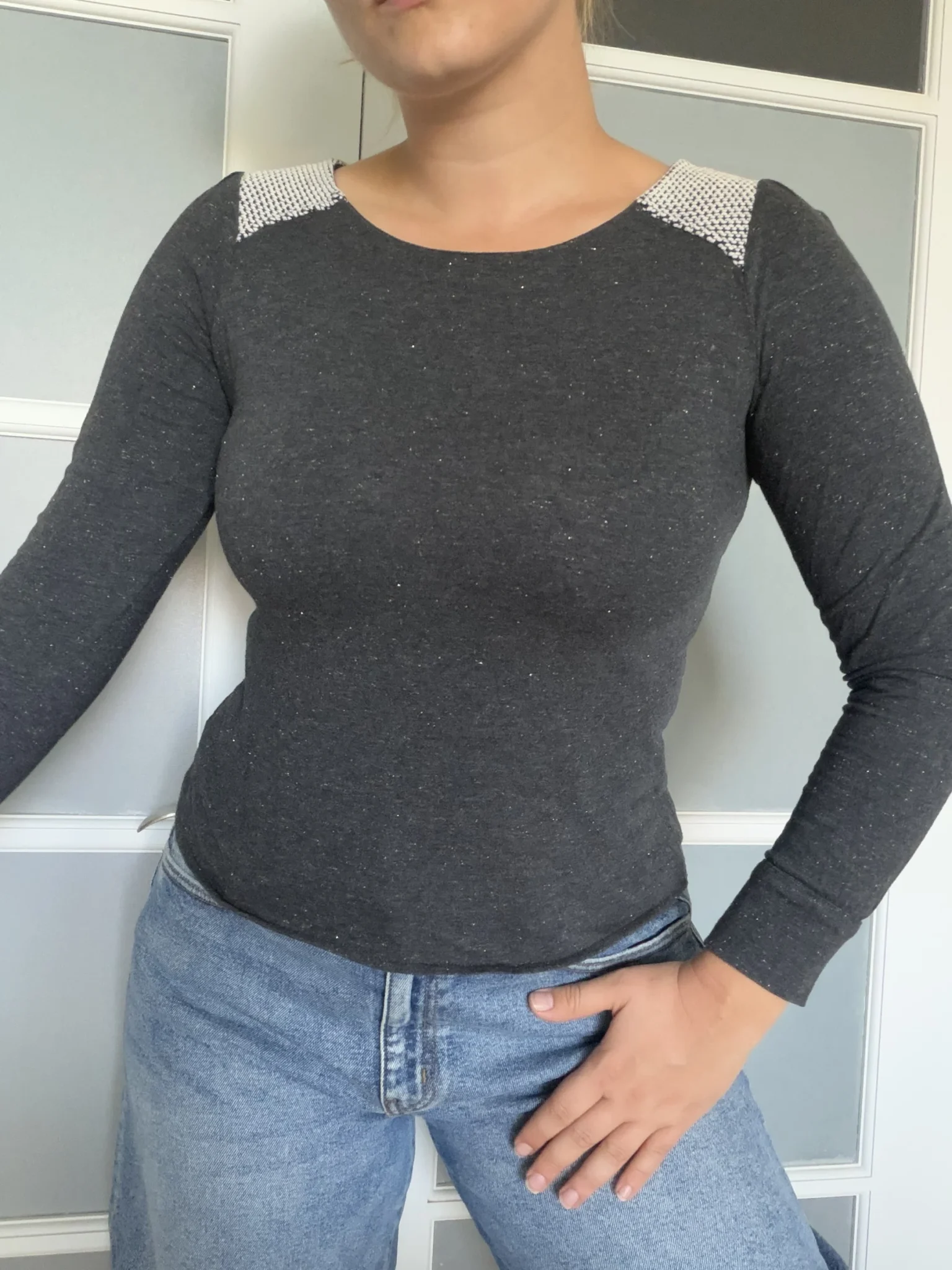 Featured image for Chandail Sézane taille S gris à paillettes doré et empiècements