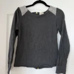Thumbnail for Chandail Sézane taille S gris à paillettes doré et empiècements