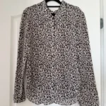 Thumbnail for Chemise Theory 100% soie motif léopard écru et marron