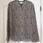 Thumbnail for Chemise Theory 100% soie motif léopard écru et marron