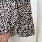 Thumbnail for Chemise Theory 100% soie motif léopard écru et marron