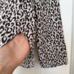 Thumbnail for Chemise Theory 100% soie motif léopard écru et marron