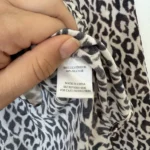 Thumbnail for Chemise Theory 100% soie motif léopard écru et marron