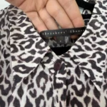 Thumbnail for Chemise Theory 100% soie motif léopard écru et marron