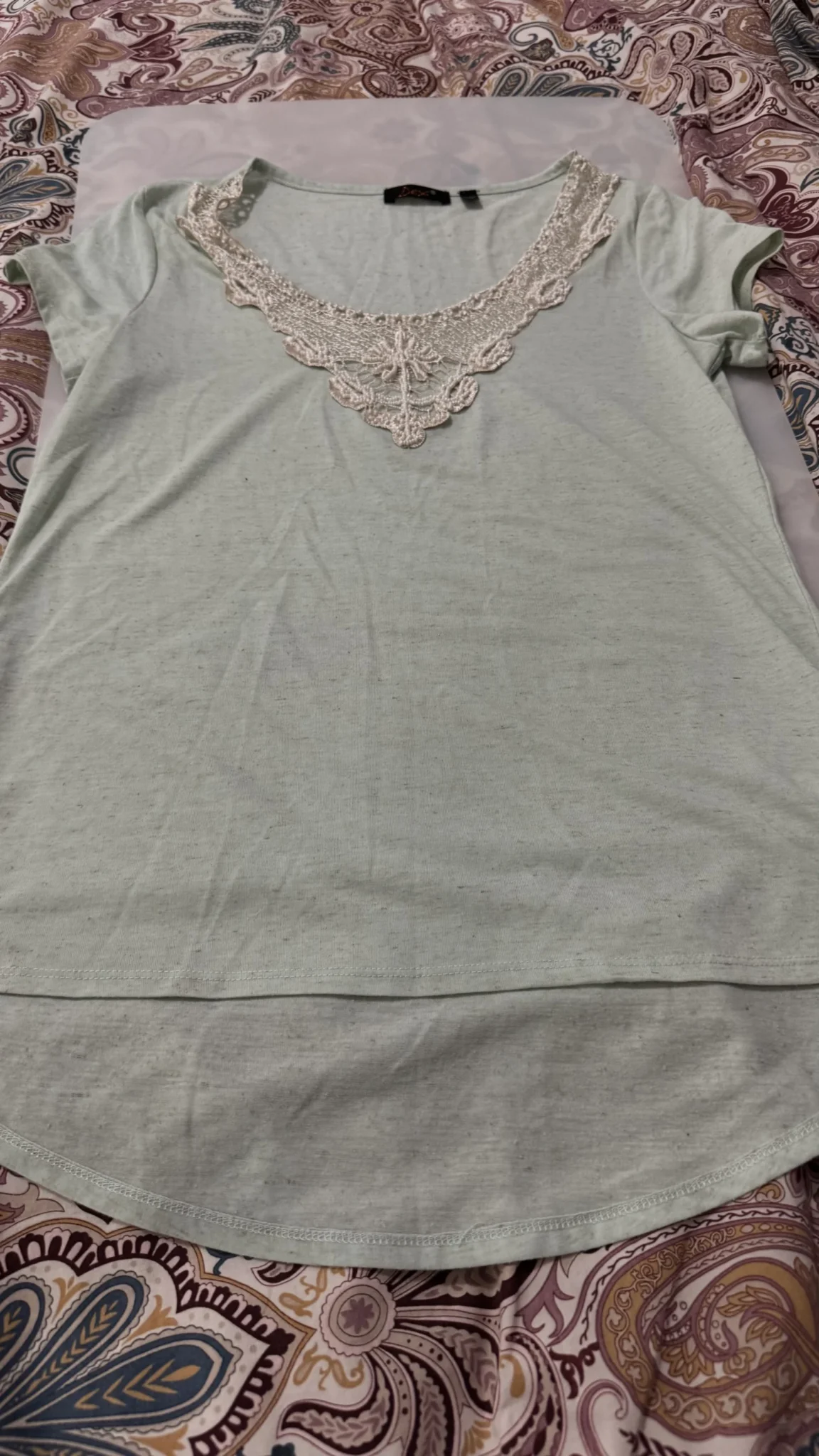 Featured image for Joli chandail orné de billes et dentelle