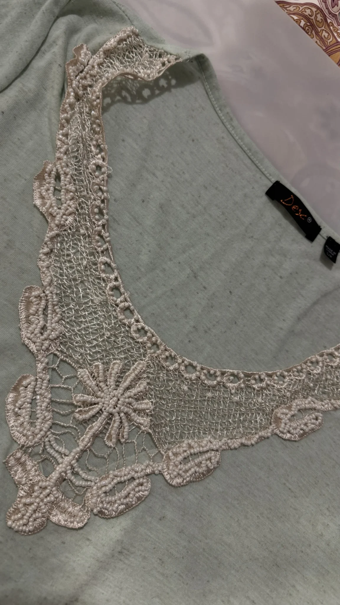 Image for Joli chandail orné de billes et dentelle