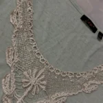 Thumbnail for Joli chandail orné de billes et dentelle