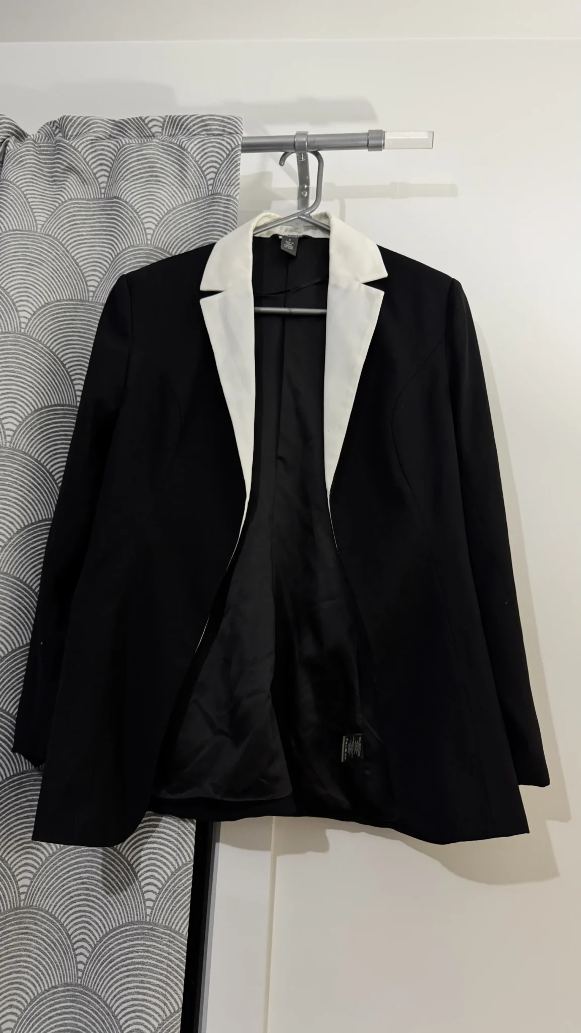 Featured image for Joli Veston noir avec collet blanc