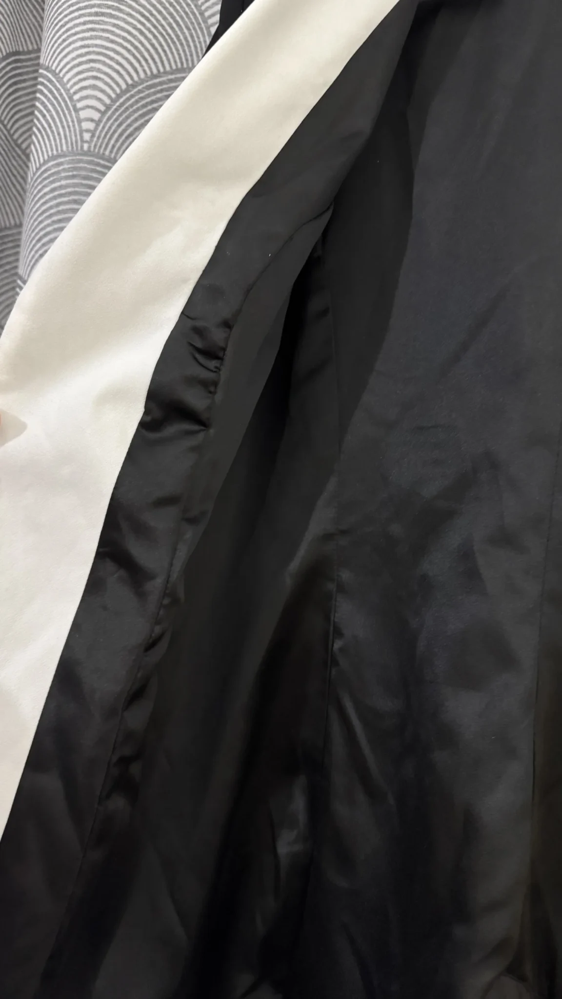 Image for Joli Veston noir avec collet blanc