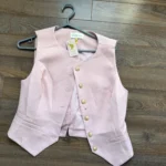 Featured thumbnail for Gilet rose avec bouton doré