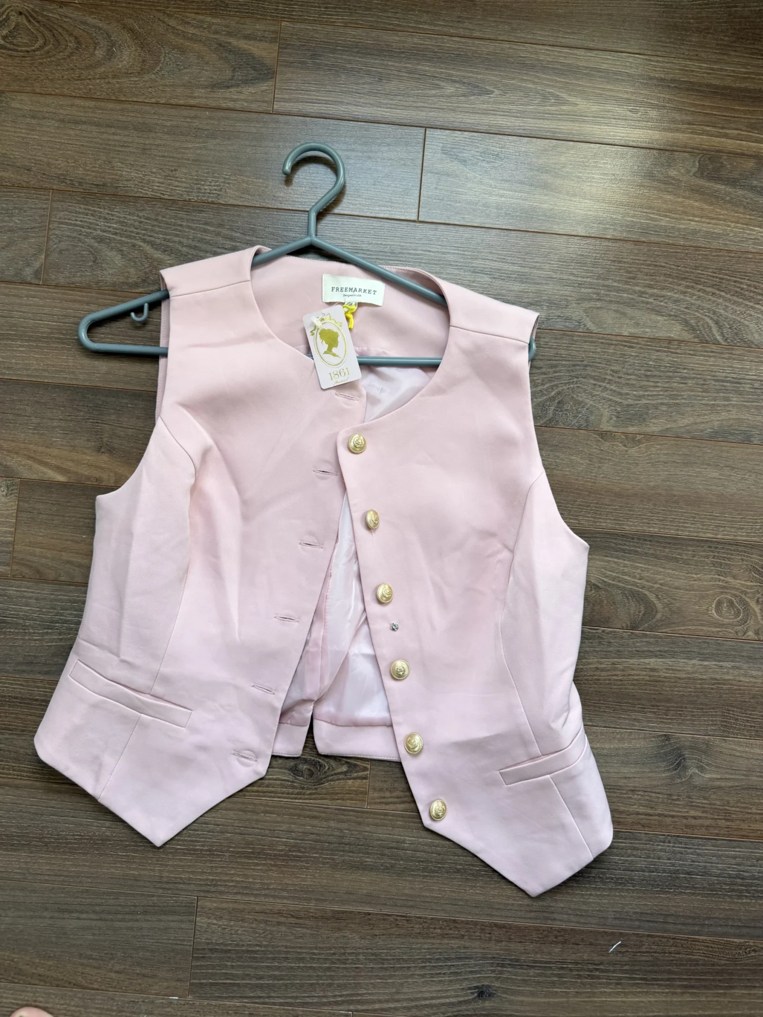 Featured image for Gilet rose avec bouton doré