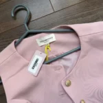 Thumbnail for Gilet rose avec bouton doré