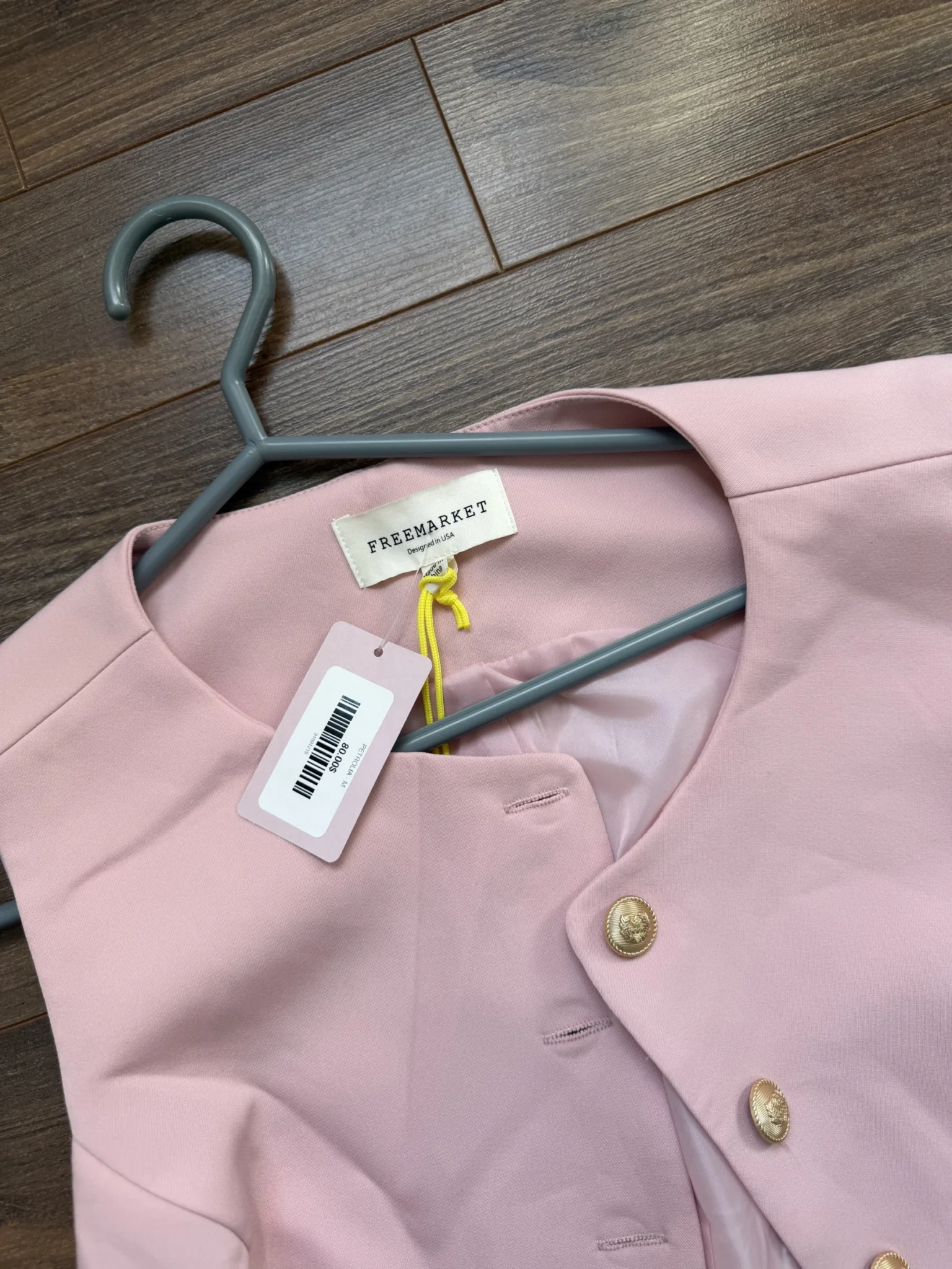 Image for Gilet rose avec bouton doré