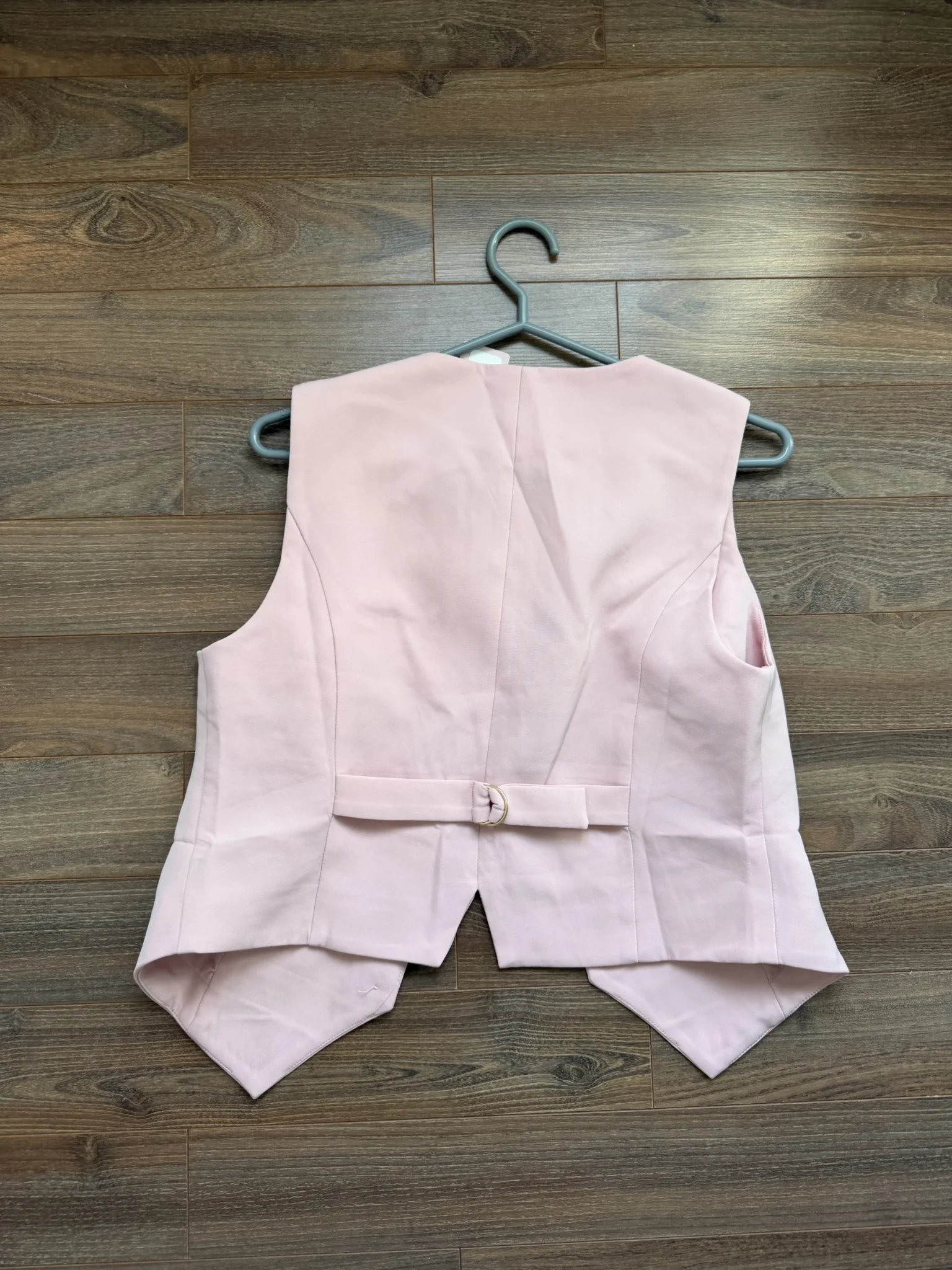 Image for Gilet rose avec bouton doré
