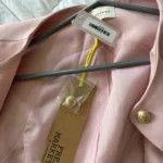 Thumbnail for Gilet rose avec bouton doré