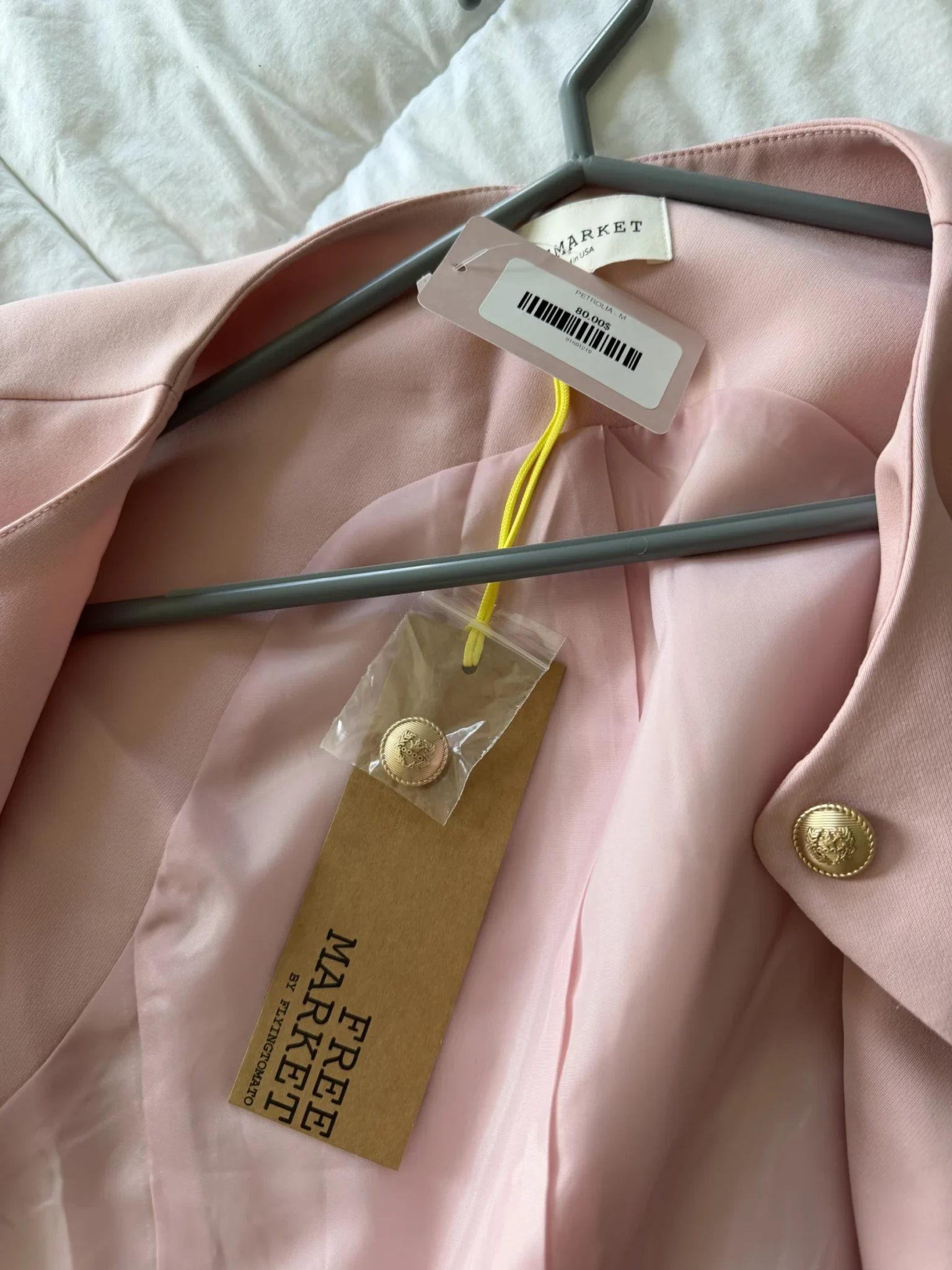 Image for Gilet rose avec bouton doré