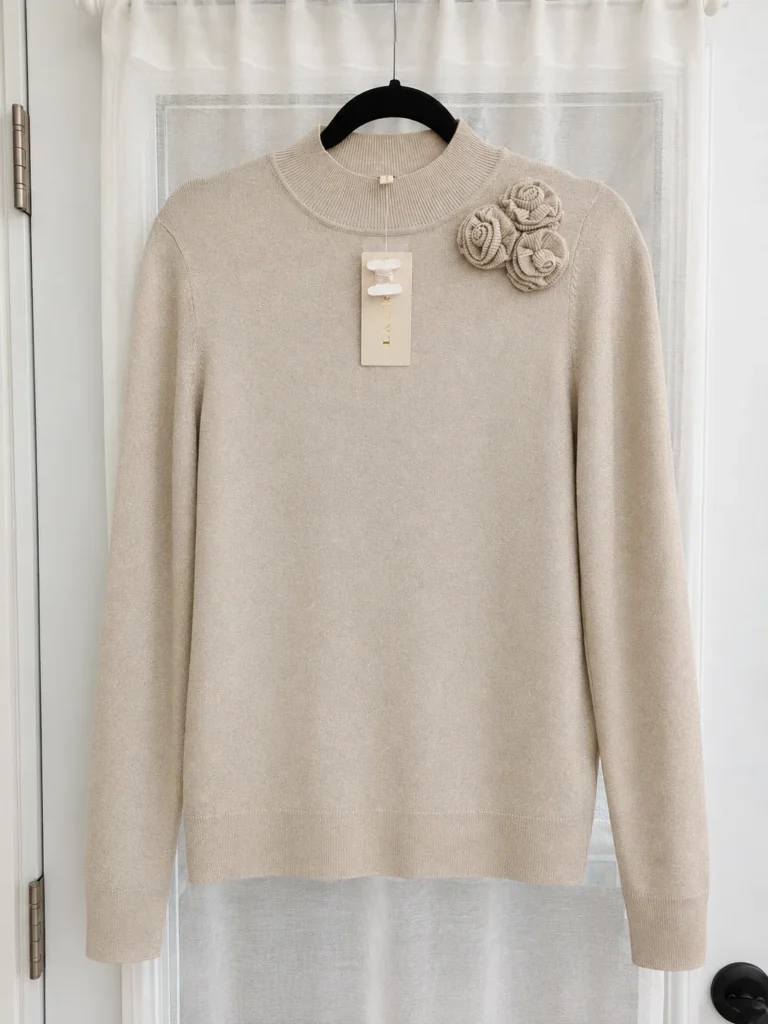 Featured image for Pull rosette à col montant de marque / Laura / Taille : G (taille petit)