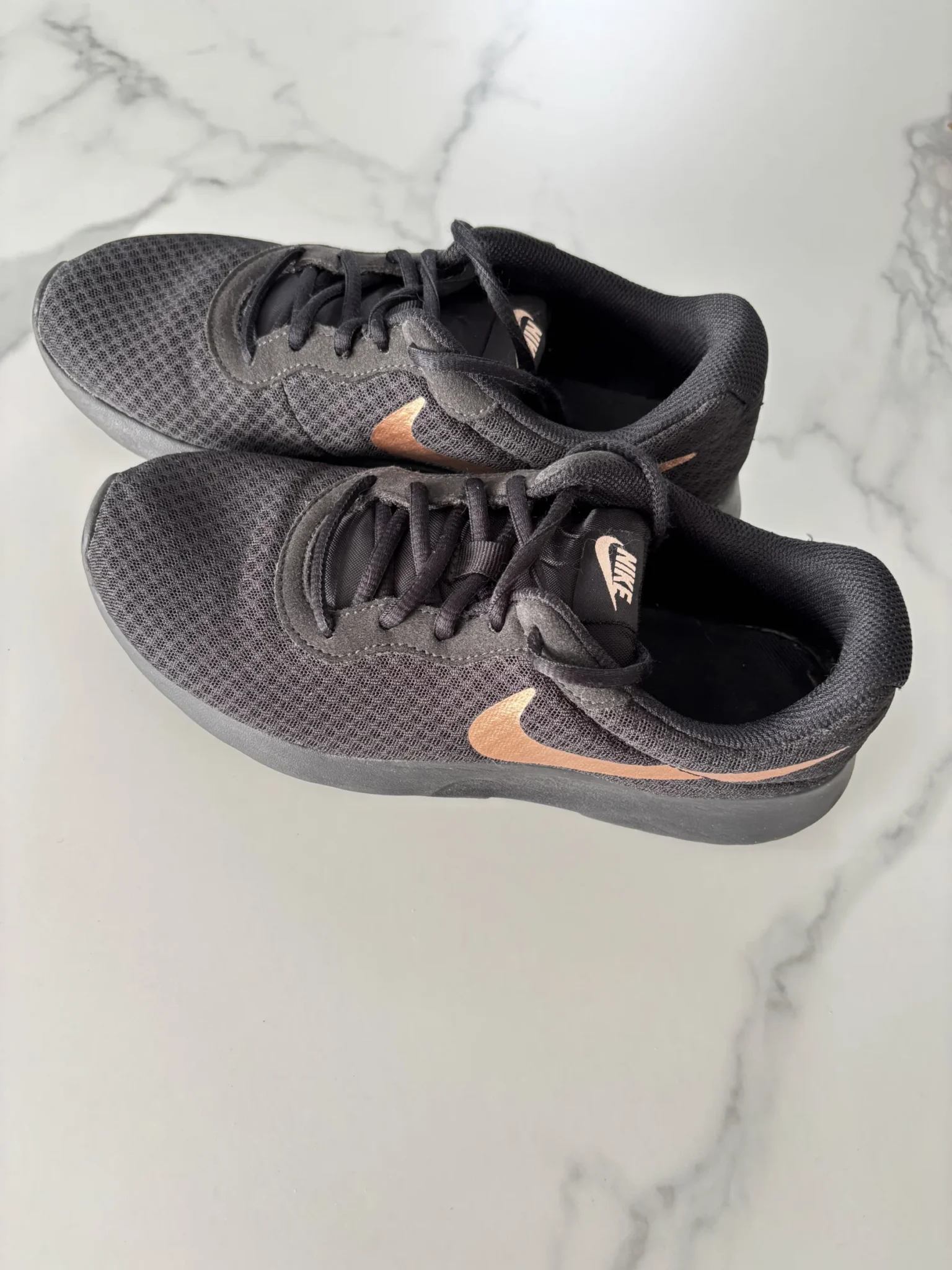 Image for Nike – Black and rose gold trainers