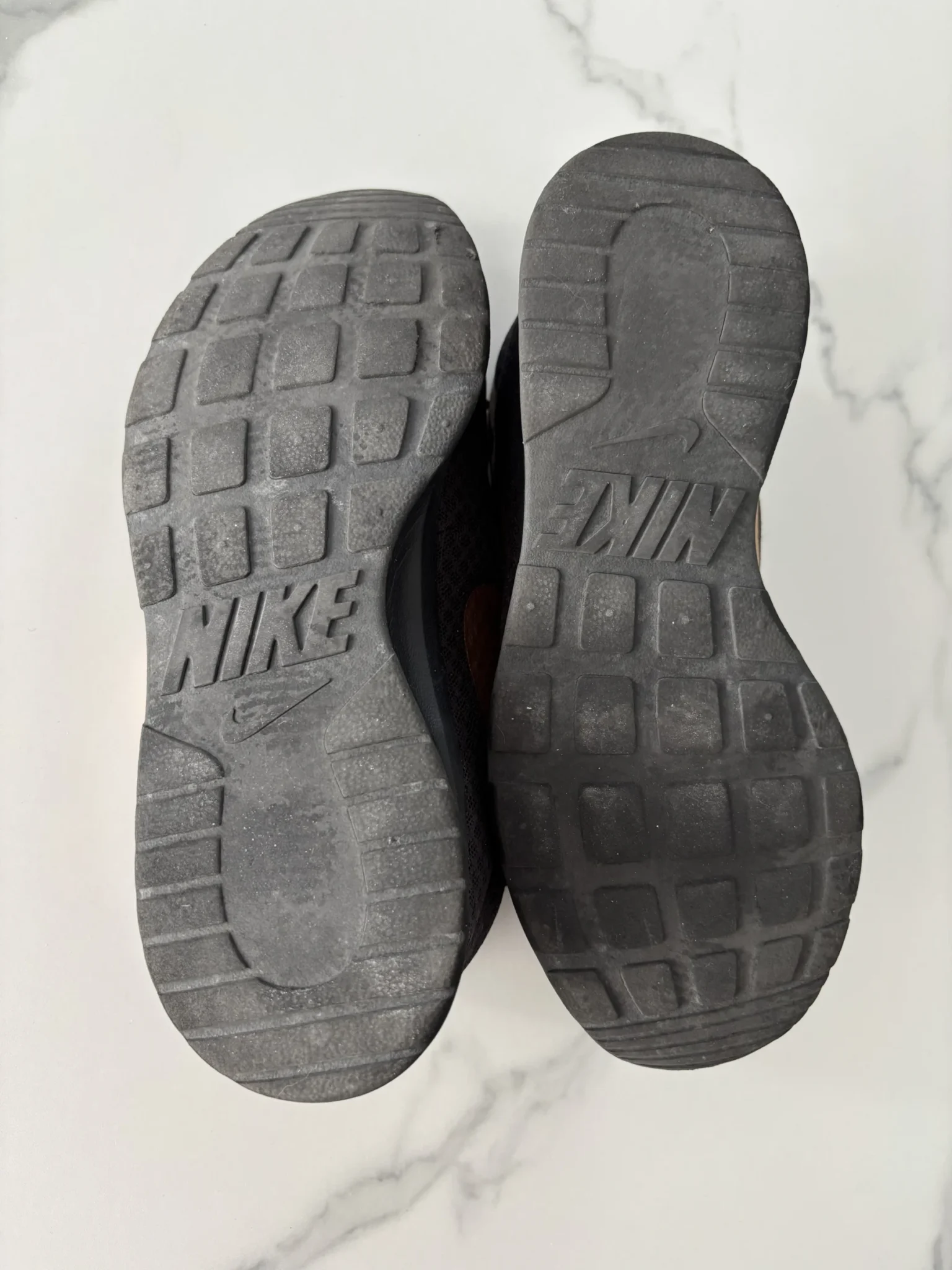 Image for Nike – Black and rose gold trainers