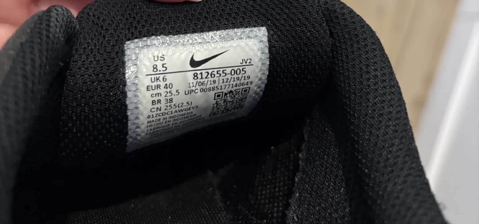 Image for Nike – Black and rose gold trainers
