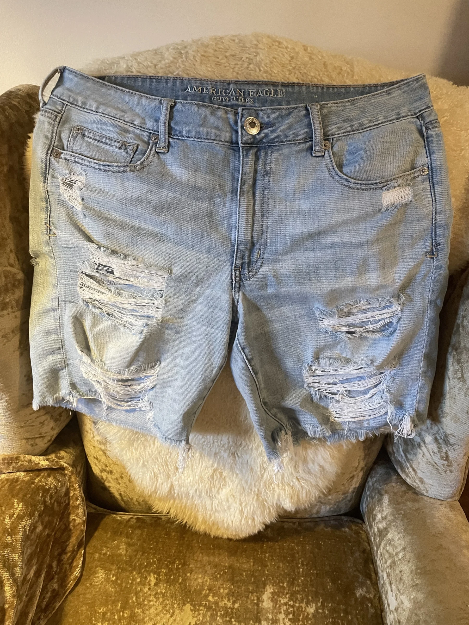Short denim jeans bleu pale 12 fait grand American Eagle Outfitters seconde main