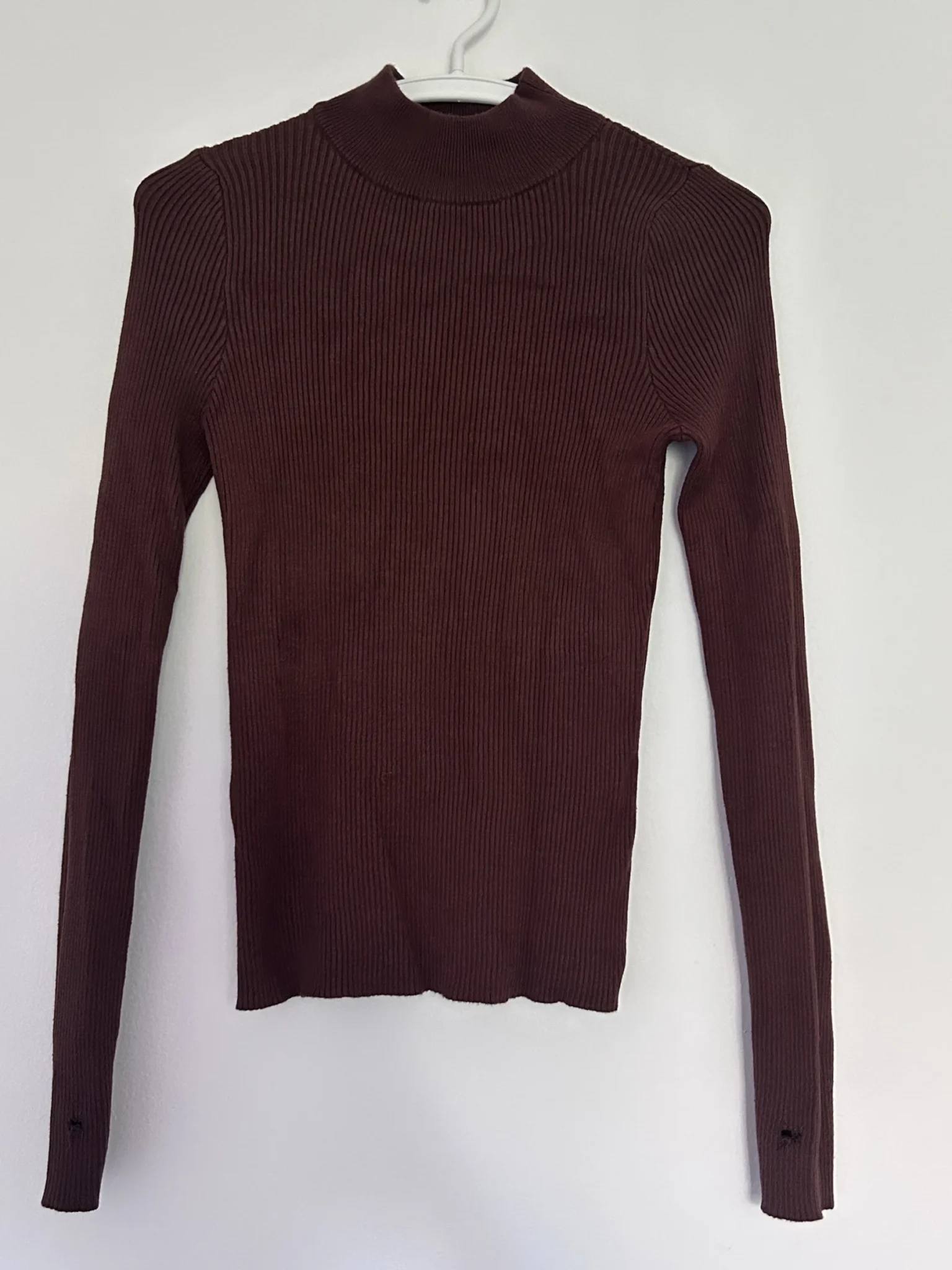 Featured image for Long-sleeved ribbed jumper – High neck