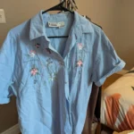Featured thumbnail for Chemise vintage avec broderies