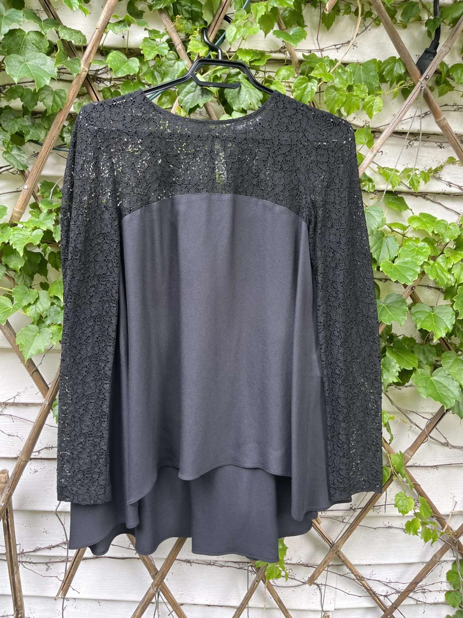 Featured image for Blouse Tara Jarmon avec manches de dentelle