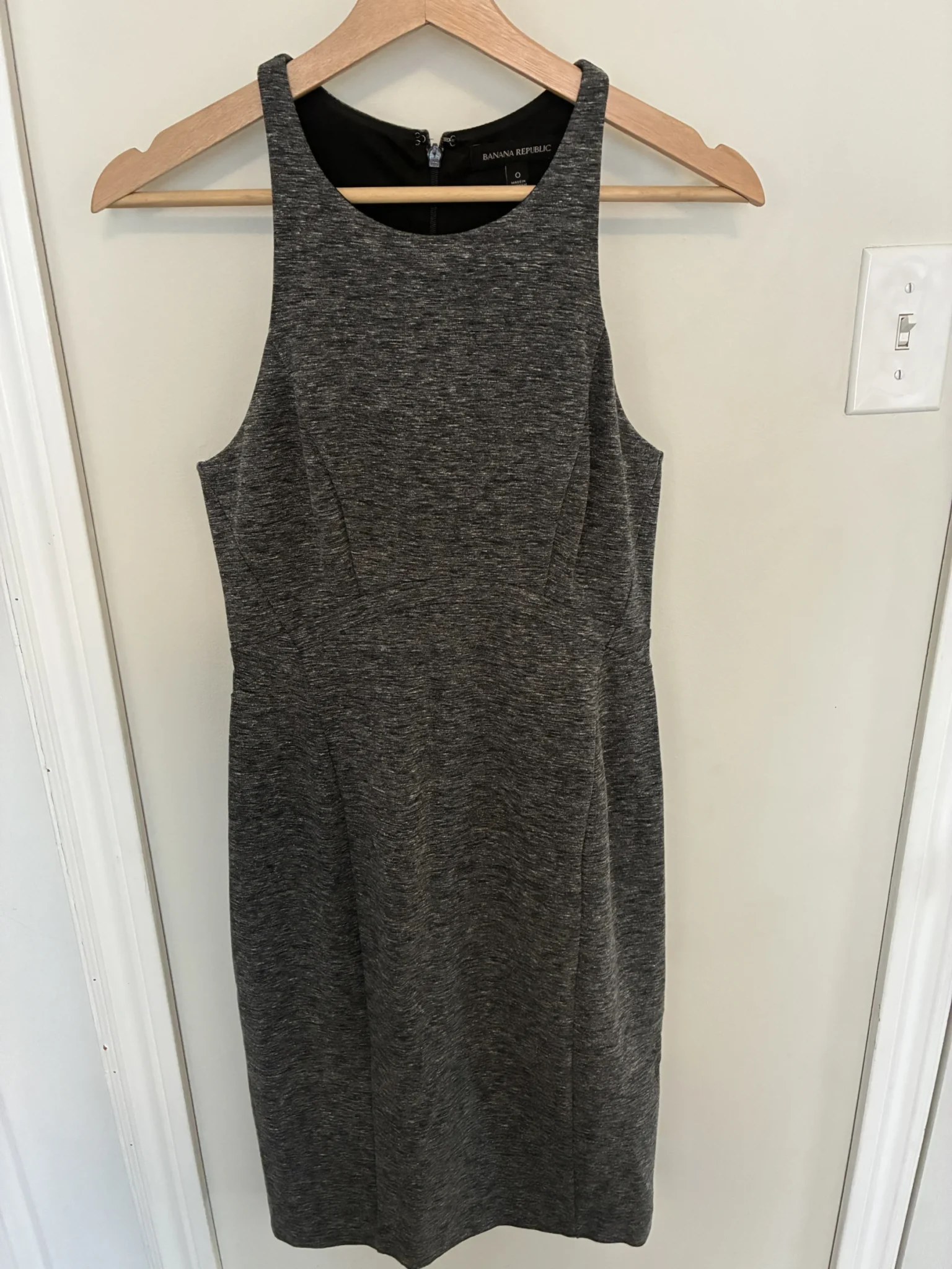 Featured image for Robe sans manches Banana Republic – Gris anthracite