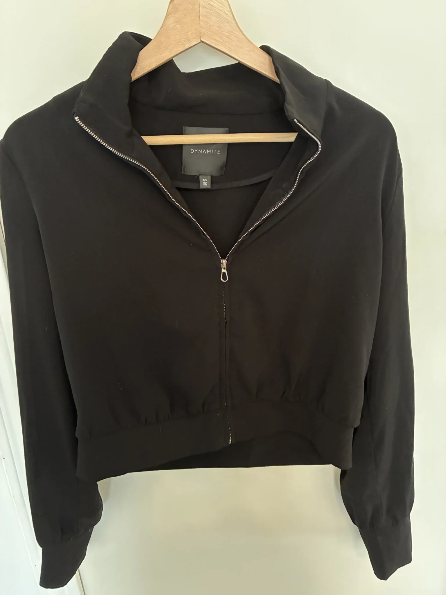 Featured image for Veste courte noire légère