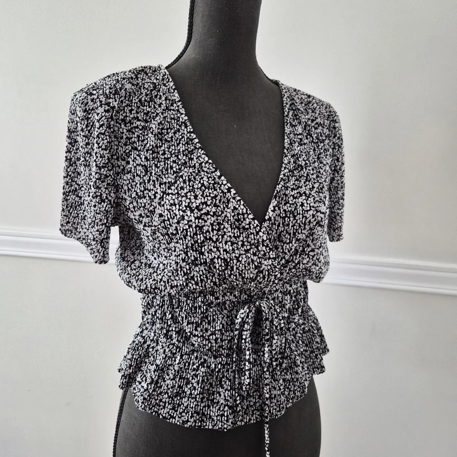 Featured image for Cross-over top with a pattern