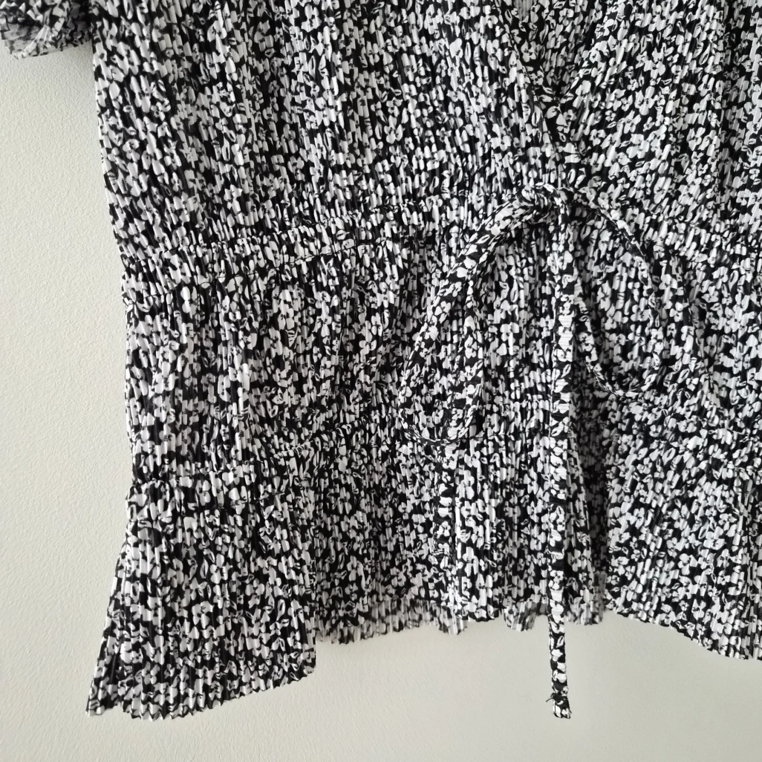 Image for Cross-over top with a pattern