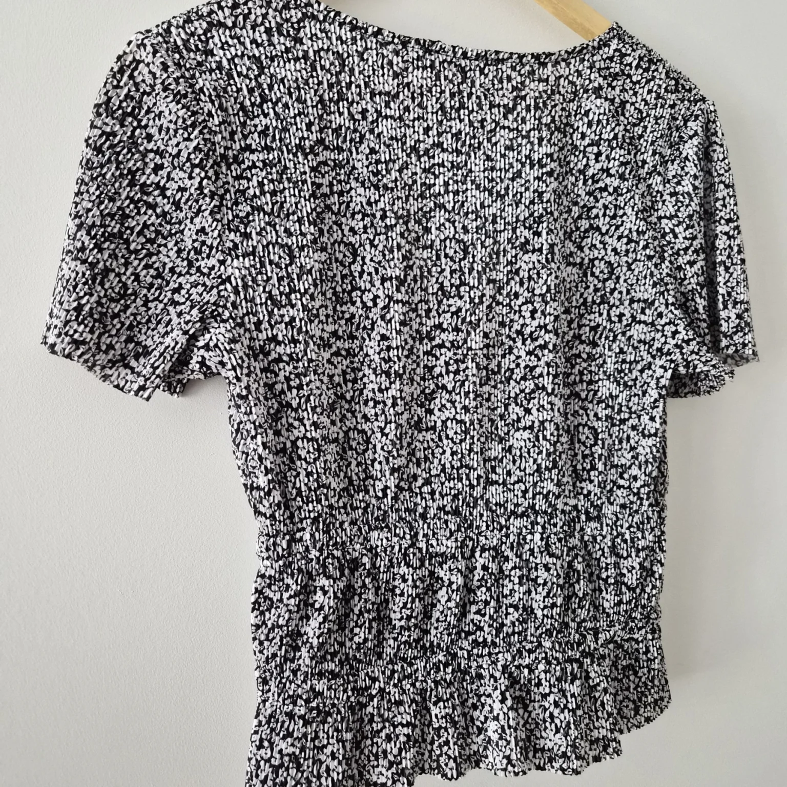 Image for Cross-over top with a pattern