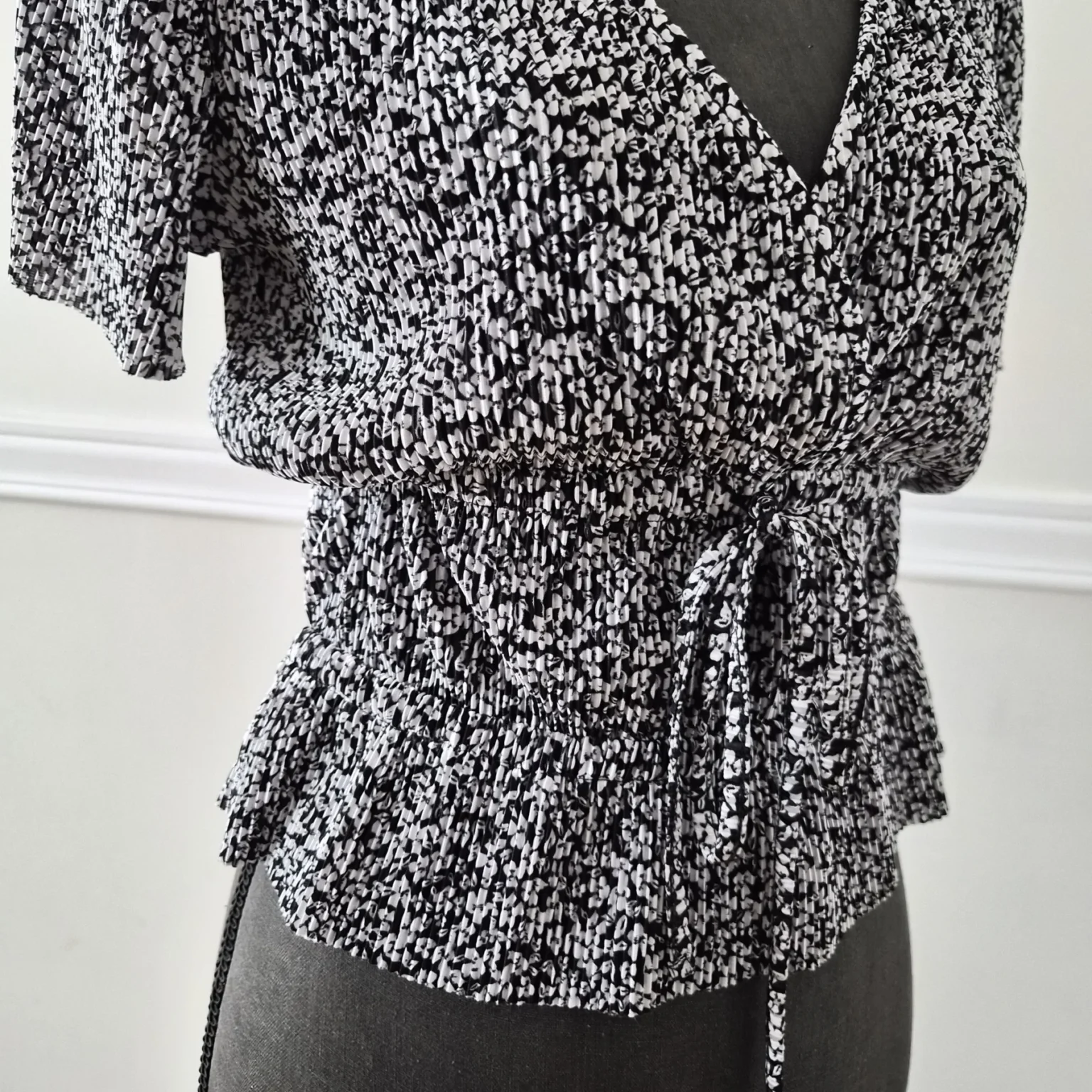 Image for Cross-over top with a pattern