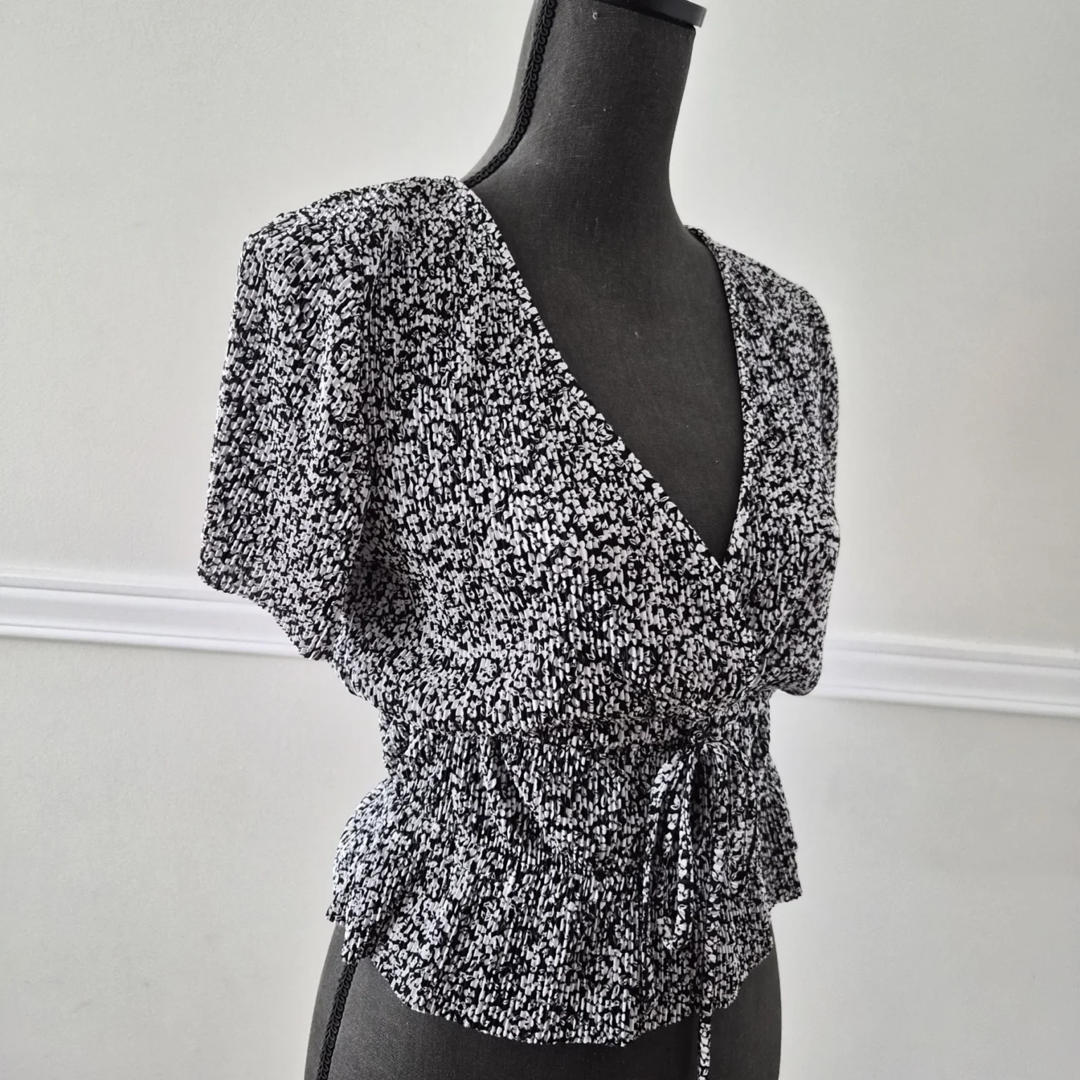 Image for Cross-over top with a pattern