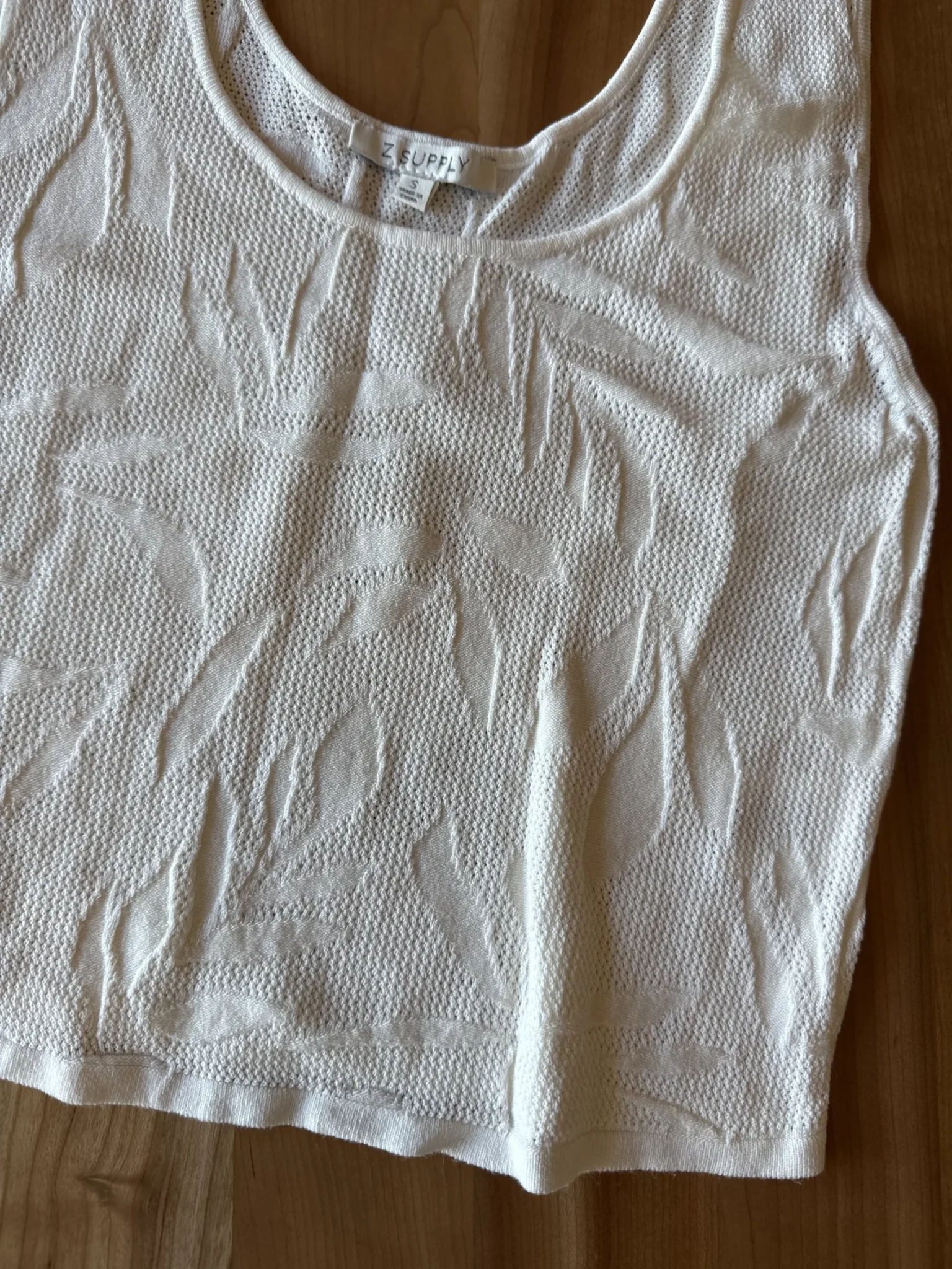 Image for Short white camisole with a leaf pattern