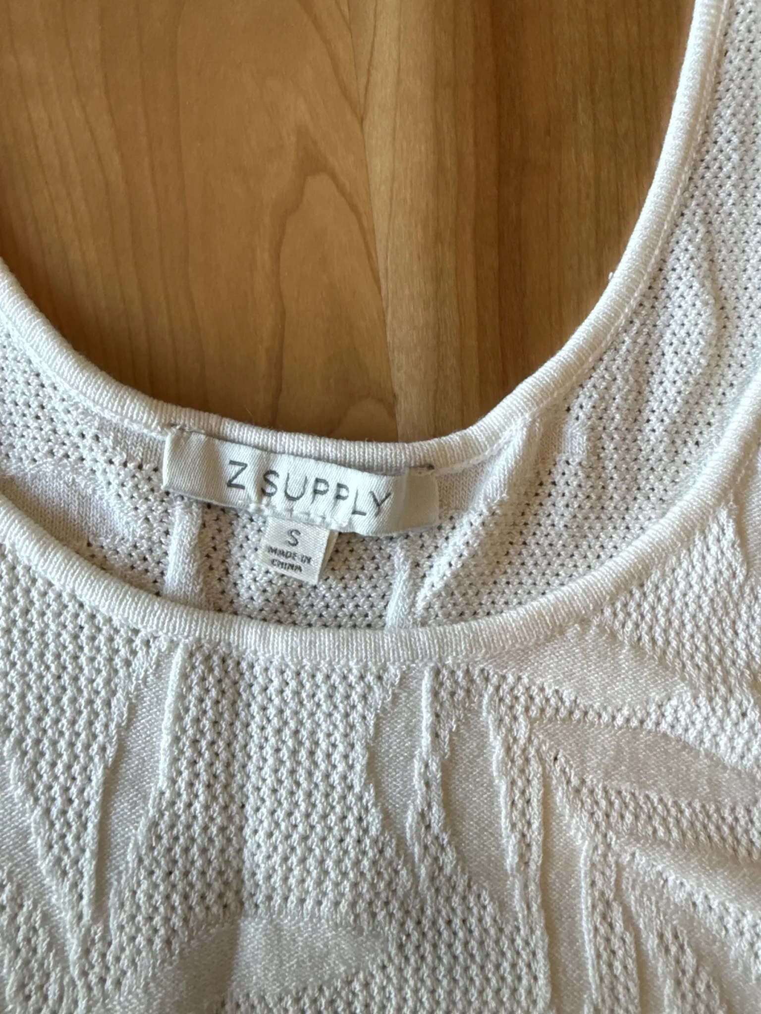 Image for Short white camisole with a leaf pattern