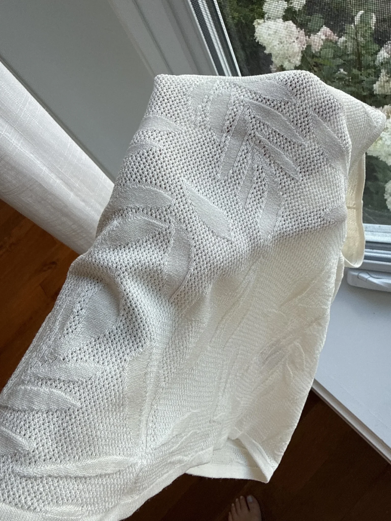 Image for Short white camisole with a leaf pattern