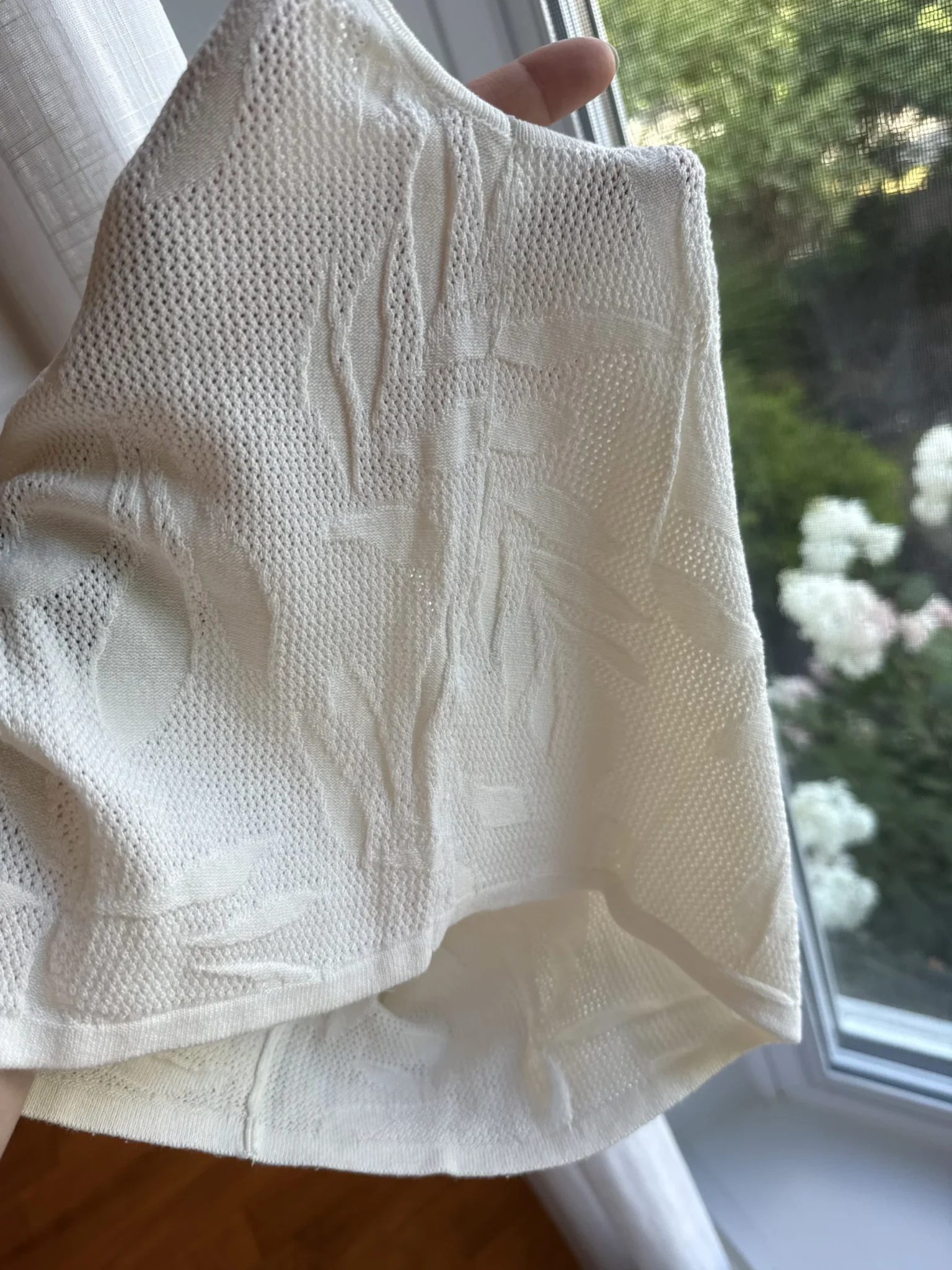 Image for Short white camisole with a leaf pattern