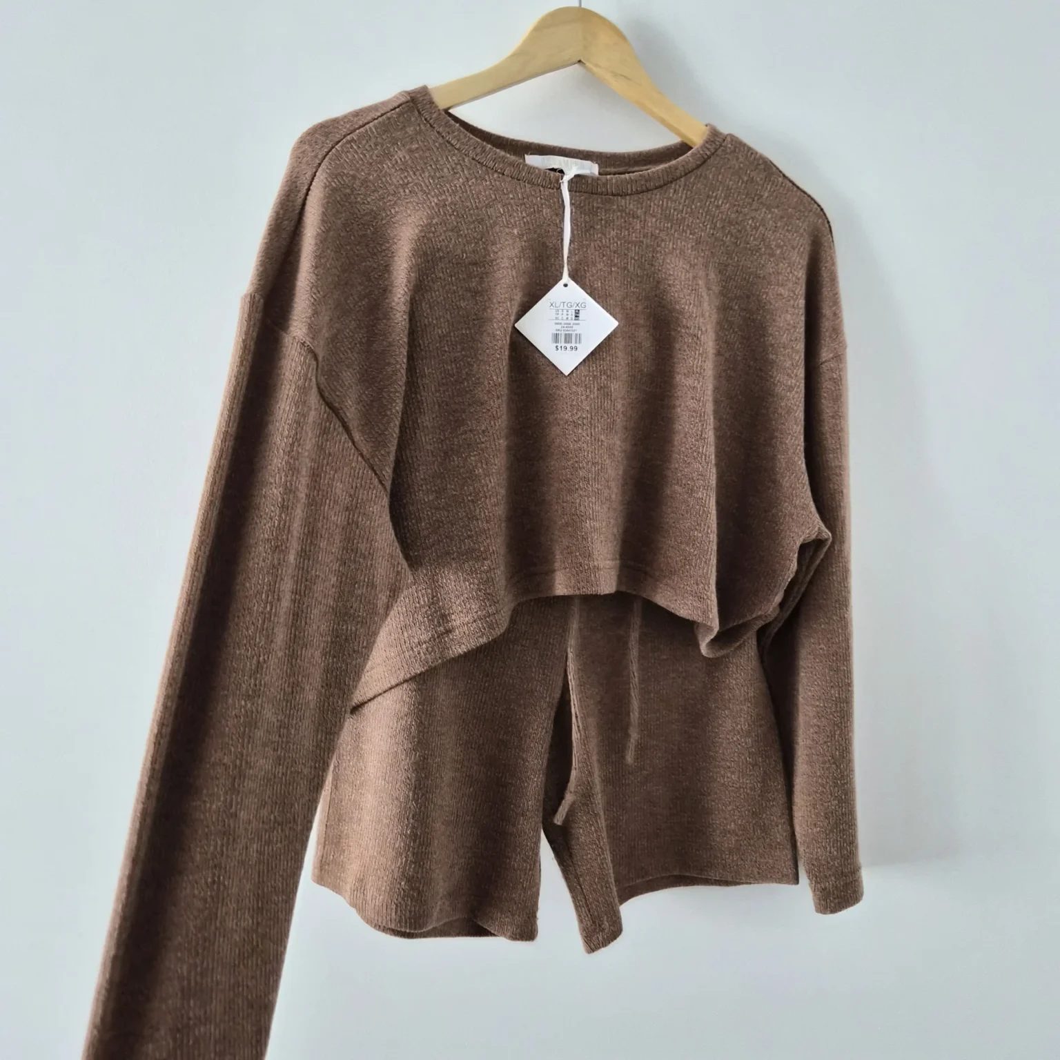 Featured image for Short-sleeved top and long shorts set