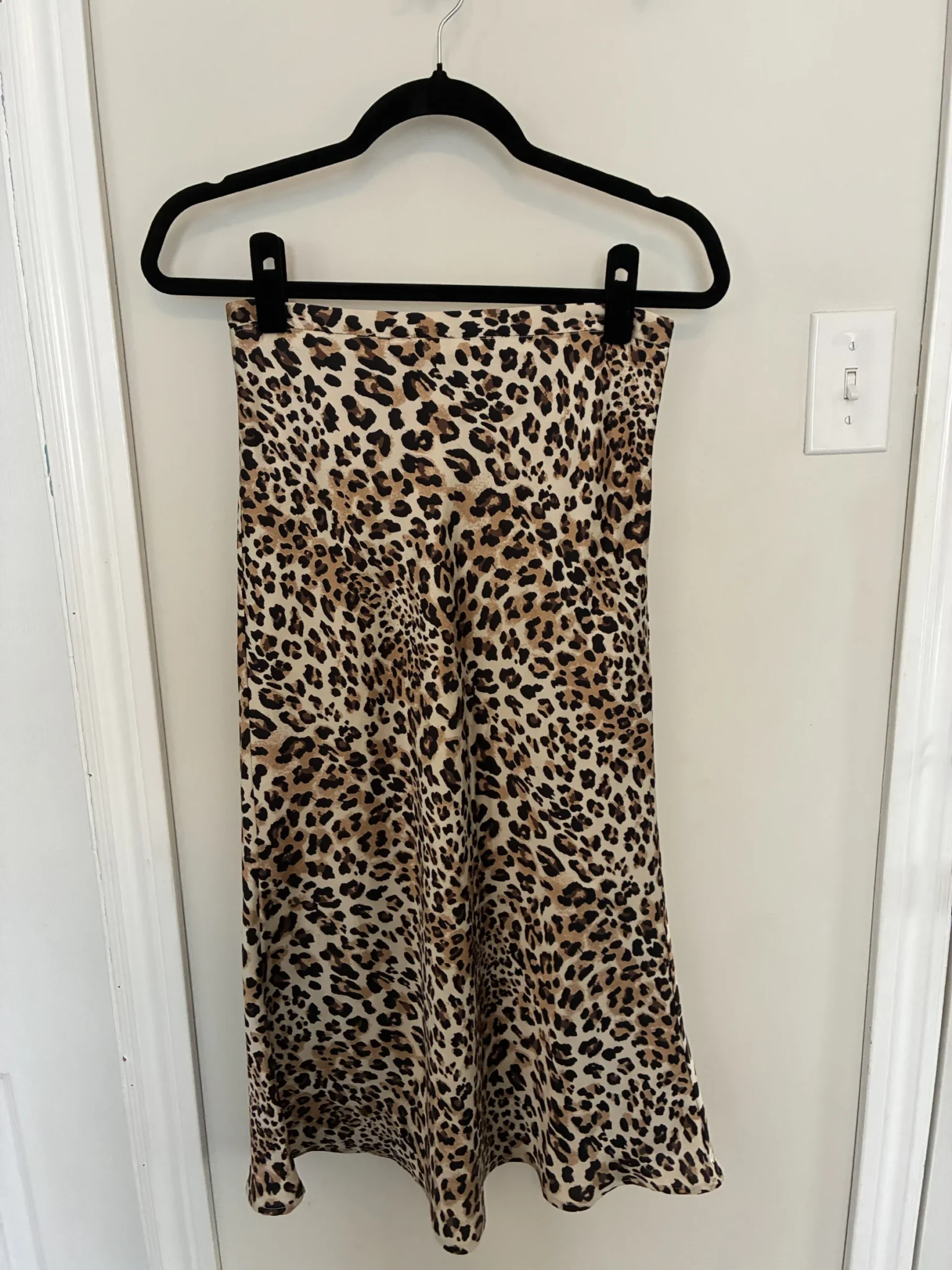 Featured image for Jupe midi en satin à motif léopard