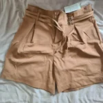Featured thumbnail for Short beige Simons avec pinces, neuf