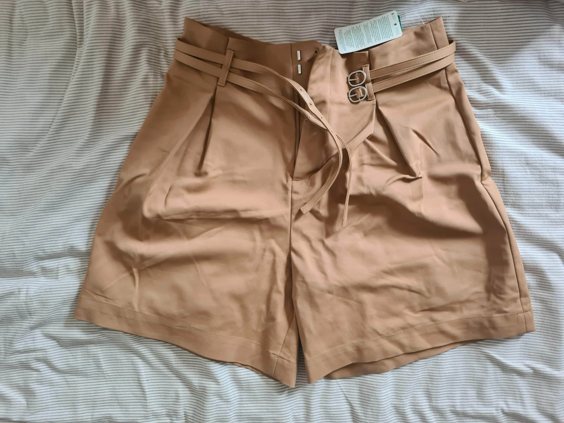 Short beige Simons avec pinces, neuf Simons seconde main